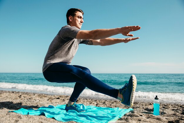 Hombre entrenando en la playa