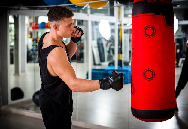 Hombre entrenando con saco de boxeo