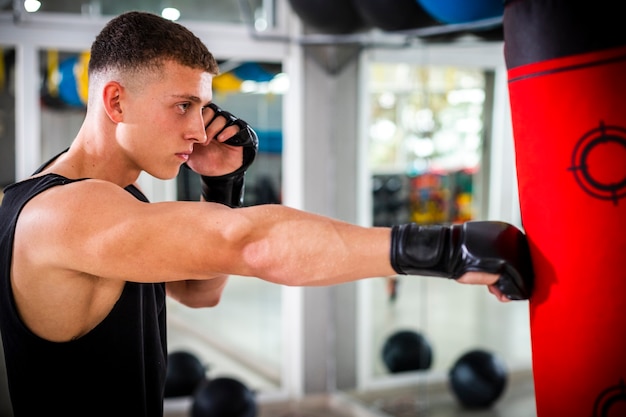 Hombre entrenando con saco de boxeo