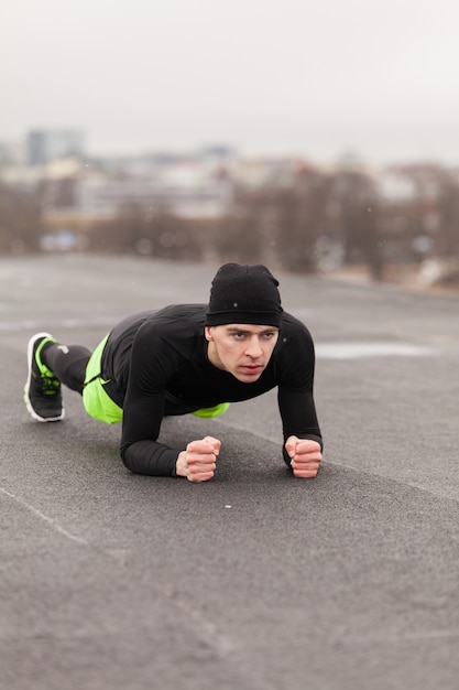 Foto gratuita hombre entrenando en techo