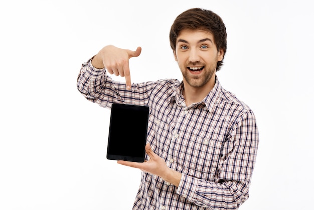 Hombre entusiasta que señala la pantalla de la tableta digital