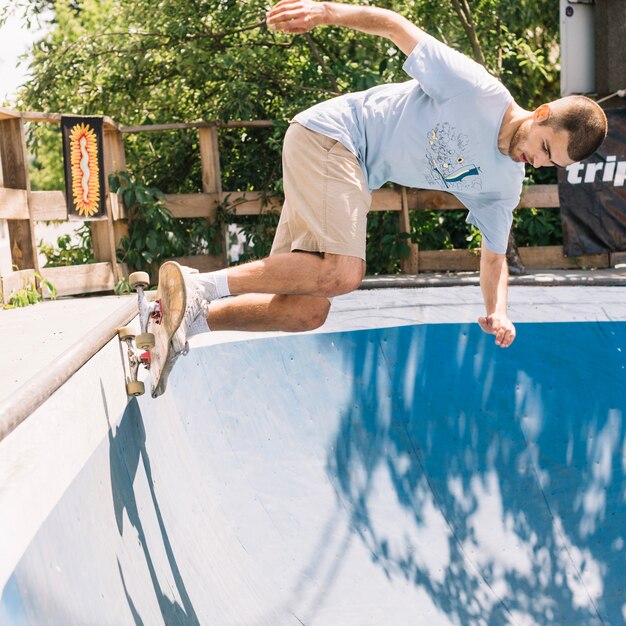 Hombre equilibrado mientras montaba patineta