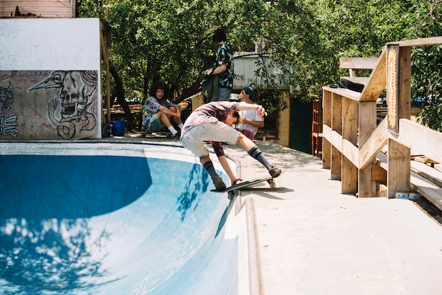 Foto gratuita hombre equilibrado en patineta