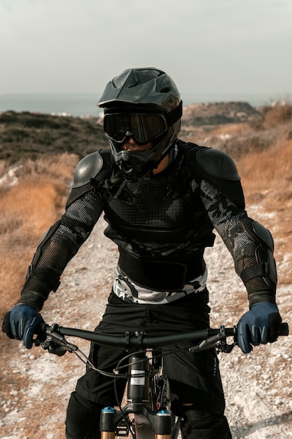 Hombre en equipo de bicicleta de montaña