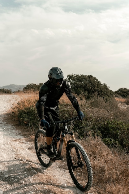 Hombre en equipo de bicicleta de montaña