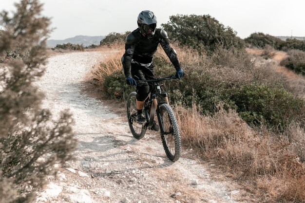 Hombre en equipo de ciclismo de montaña al aire libre