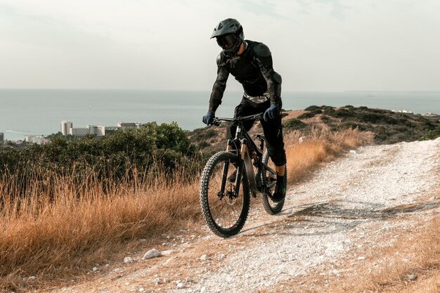 Hombre en equipo de ciclismo de montaña en su bicicleta