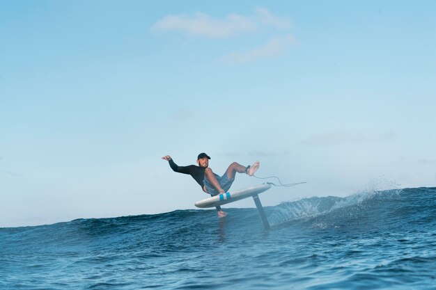 Hombre en equipo especial de surf en hawaii