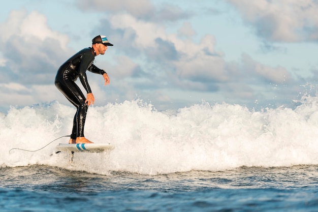 Hombre en equipo especial de surf en hawaii