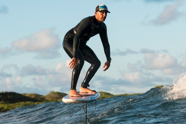 Hombre en equipo especial de surf en hawaii