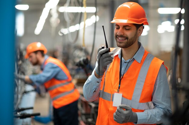 Hombre en equipo de seguridad en su lugar de trabajo