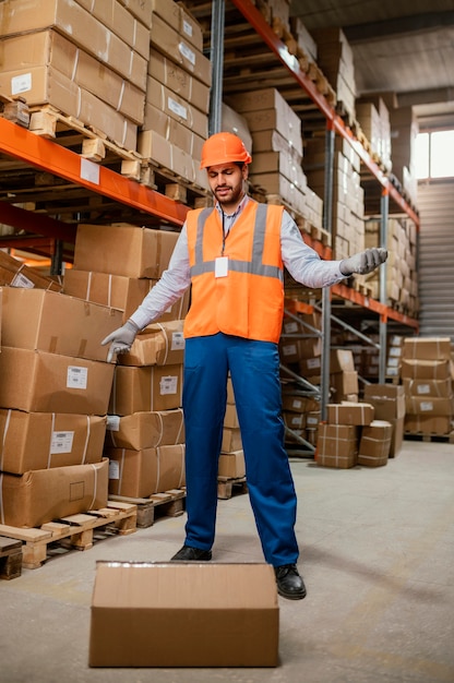 Foto gratuita hombre en equipo de seguridad trabajando