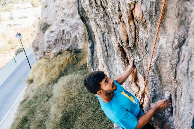 Foto gratuita hombre escalando con cuerda