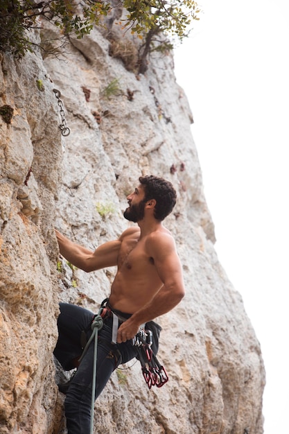 Hombre escalando con equipo especial.