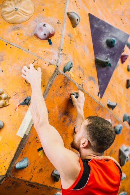 Foto gratuita hombre escalando en el gimnasio