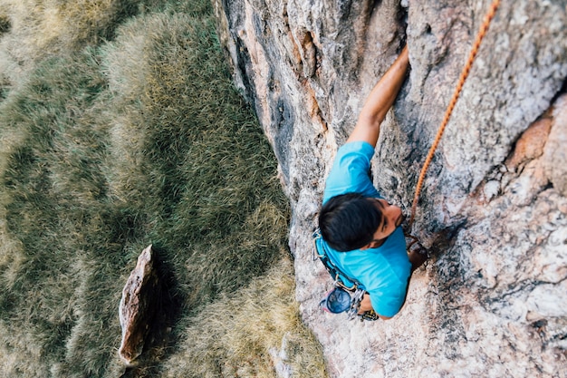 Hombre escalando muro