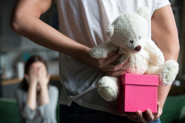 Foto gratuita hombre escondido haciendo una sorpresa romántica para su esposa, primer plano trasero