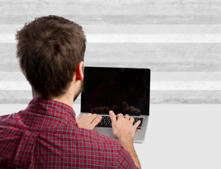 Foto gratuito hombre escribiendo en una computadora portátil