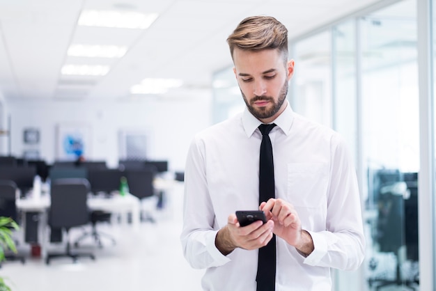 Foto gratuita hombre escribiendo en su teléfono