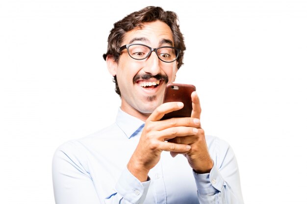 Hombre escribiendo por un teléfono inteligente