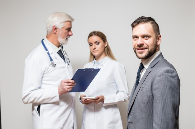 Hombre escucha sala negocio chequeo médico