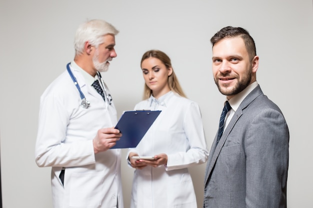 Hombre escucha sala negocio chequeo médico