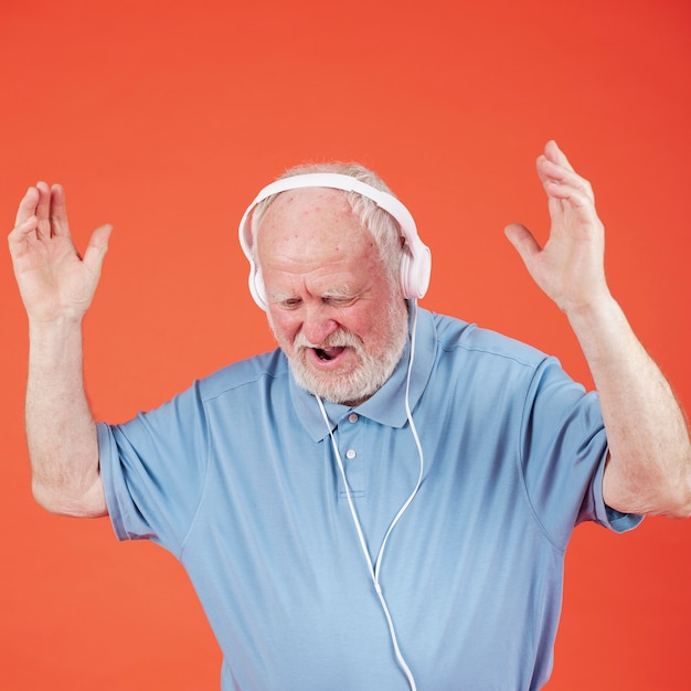 Foto gratuita hombre escuchando música de alto ángulo