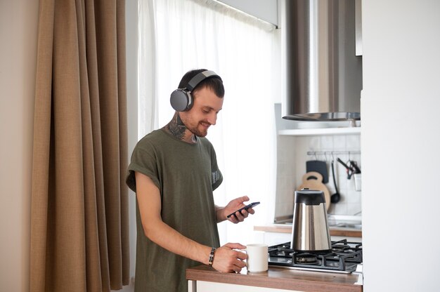 Hombre escuchando música con auriculares en su tiempo libre