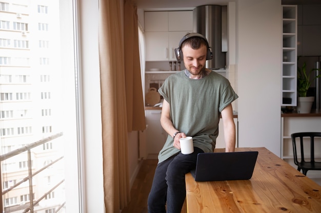 Foto gratuita hombre escuchando música con auriculares en su tiempo libre