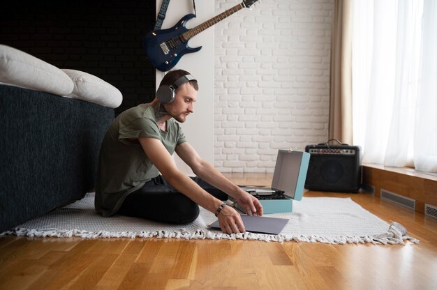 Hombre escuchando música con auriculares en su tiempo libre