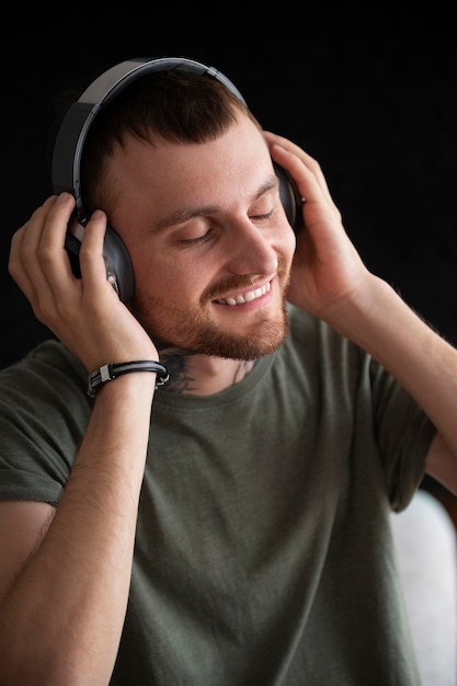 Hombre escuchando música con auriculares en su tiempo libre