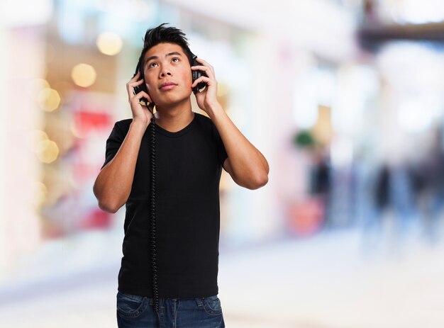 Hombre escuchando música en unos auriculares