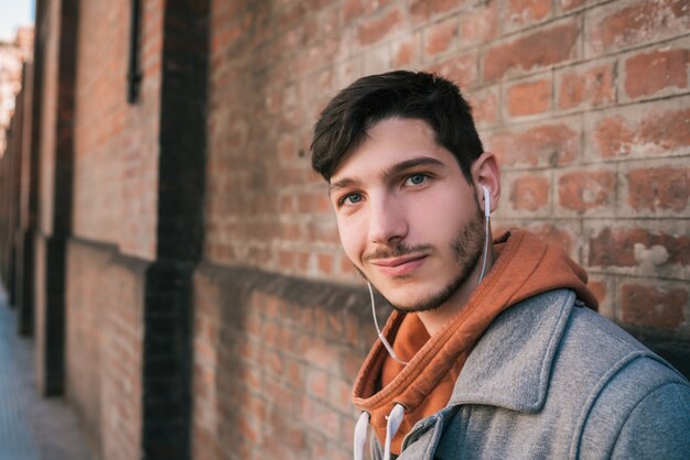 Hombre escuchando música con auriculares.