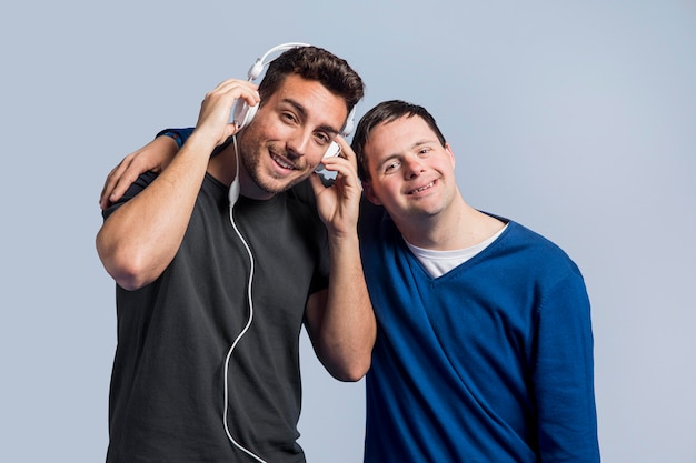 Hombre escuchando música junto a un amigo