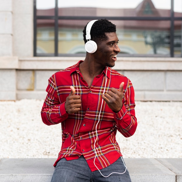 Hombre escuchando música y sentado