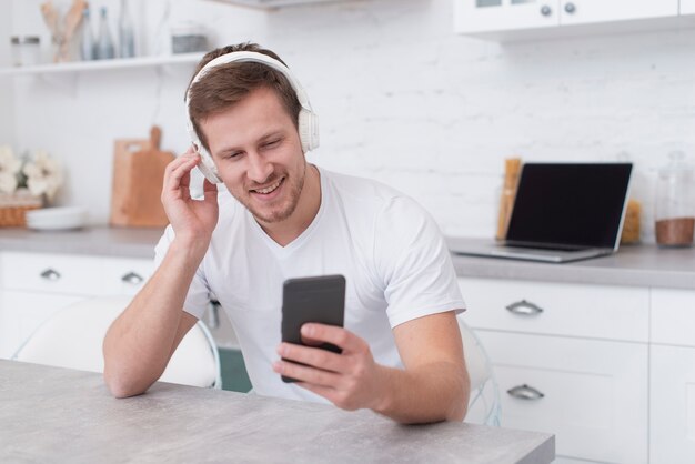 Hombre escuchando música en sus auriculares