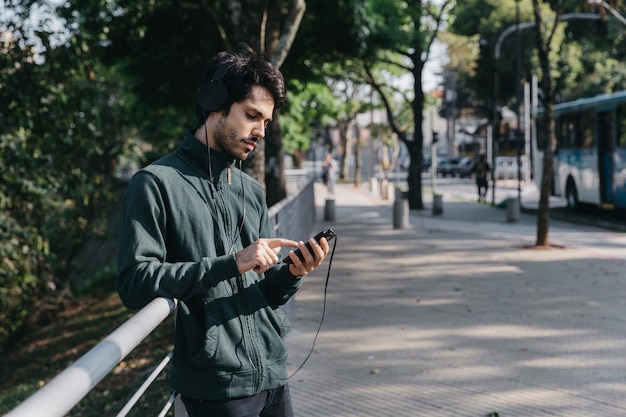 Foto gratuita hombre escuchando música con teléfono inteligente