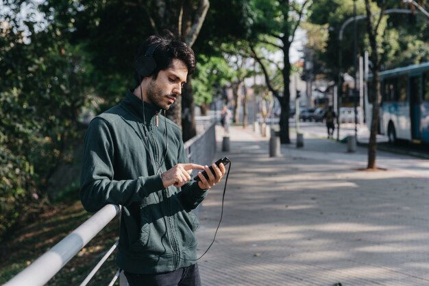 Hombre escuchando música con teléfono inteligente