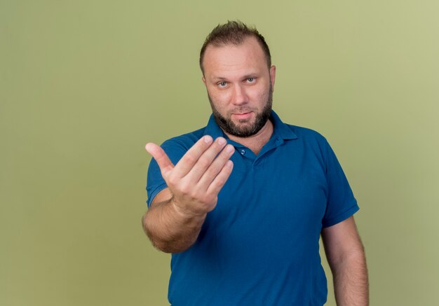 Hombre eslavo adulto seguro haciendo gesto de ven aquí