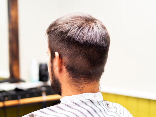 Foto gratuita hombre esperando un corte de pelo en una peluquería