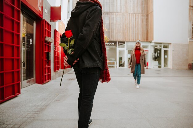 Hombre esperando novia en la calle