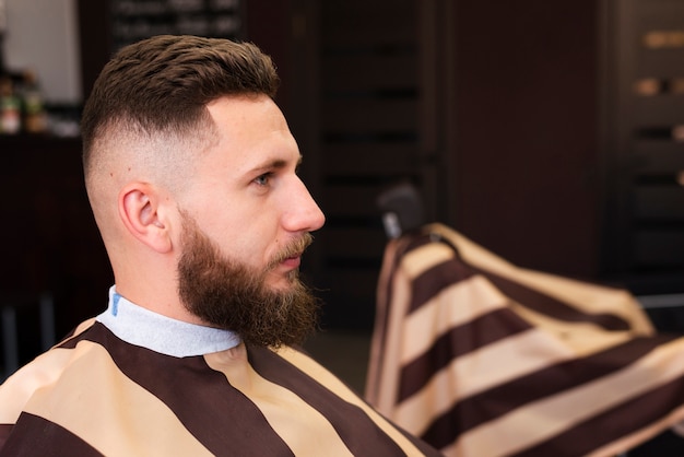 Hombre esperando que se arregle su barba