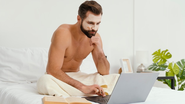 Hombre esperando que su mascarilla haga su efecto