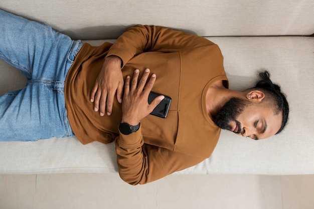 El hombre está cansado después de pasar demasiado tiempo en su teléfono.