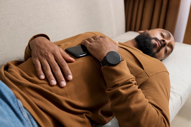 El hombre está cansado después de pasar demasiado tiempo en su teléfono.