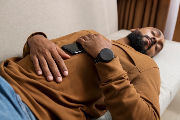 El hombre está cansado después de pasar demasiado tiempo en su teléfono.