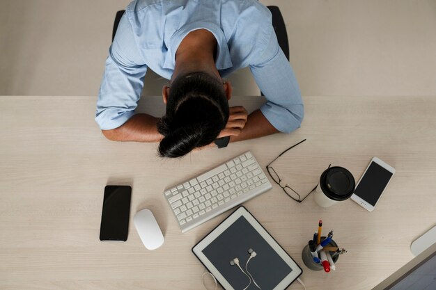 El hombre está cansado después de pasar demasiado tiempo en su teléfono.