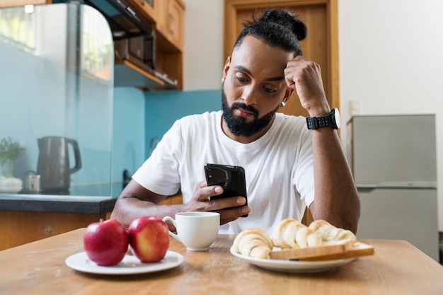 El hombre está cansado mientras toma su desayuno