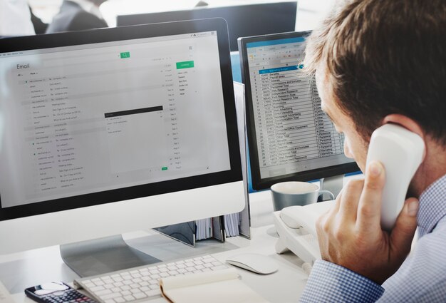 Un hombre está escribiendo un correo electrónico.