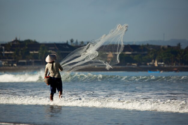 Un hombre está pescando con una red.